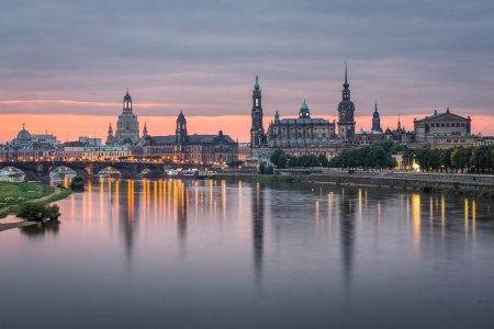 Dresda al tramonto sul fiume Elbe. porivertravel